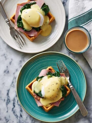 Waffles with Ham, Poached Eggs and Béarnaise Sauce Recipe
