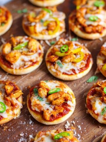 Mini Chicken Fajita Pizzas on Hawaiian Slider Buns Recipe